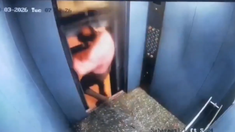 El hombre bajó en el piso que había pedido pero el ascensor subió inesperadamente. El hombre bajó en el piso que había pedido pero el ascensor subió inesperadamente.