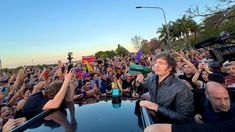 El mandatario le habló a la gente que se hizo presente a través de un megáfono. El mandatario le habló a la gente que se hizo presente a través de un megáfono.