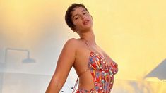 Al borde de la playa bailó vistiendo una microbikini con la que dio un adelanto de su nuevo tema. Al borde de la playa bailó vistiendo una microbikini con la que dio un adelanto de su nuevo tema.
