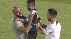 El momento en que Messi le firma la camiseta a un niño japonés. El momento en que Messi le firma la camiseta a un niño japonés.