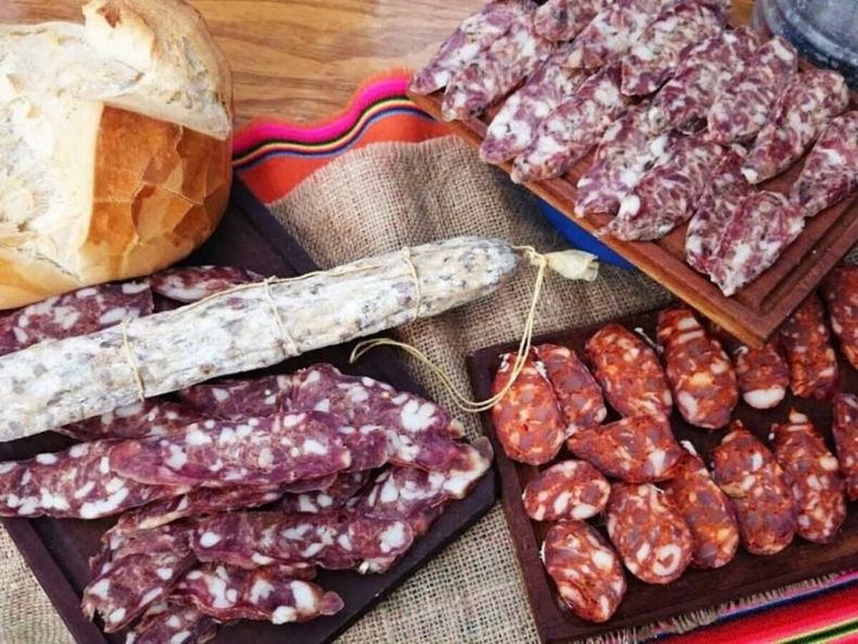 Bote de triquinosis en Córdoba por consumo de salemes y chorizos.