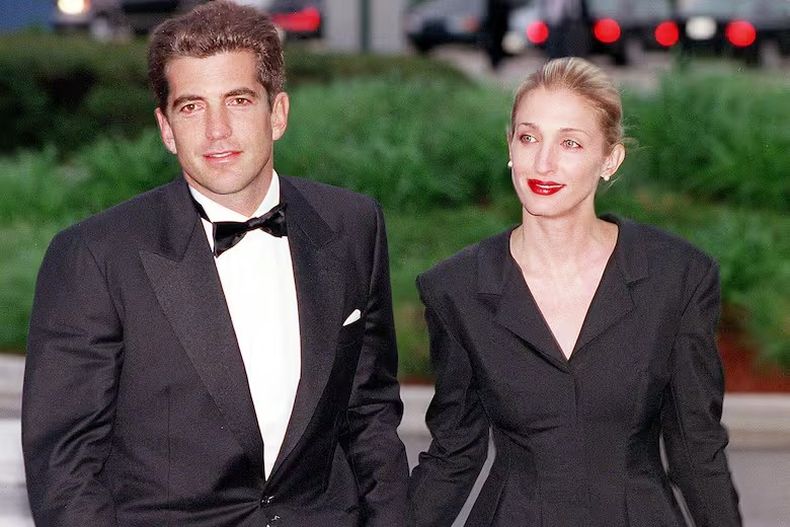 John Kennedy Jr., hijo del expresidente y tío de Schlossberg, murió en 1999 en un accidente aéreo mientras volaba el oceáno Atlántico junto a su esposa Carolyn Bessette.