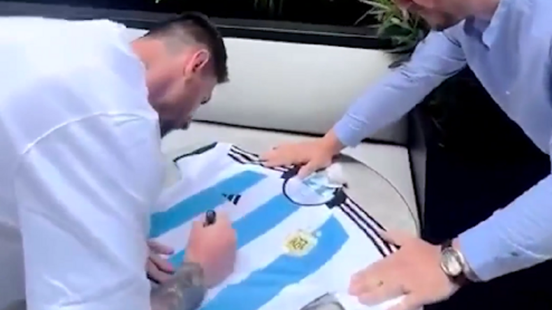Lionel Messi sorprendió a un hincha con el detalle que le agregó a su camiseta de la Selección argentina.