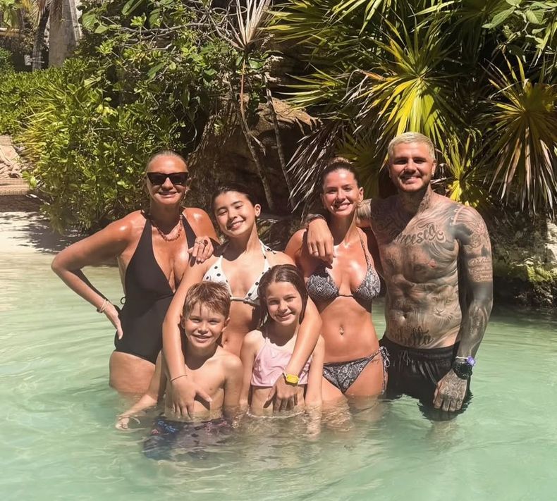 Mauro Icardi junto a Eugenia Suárez y la familia de la actriz.