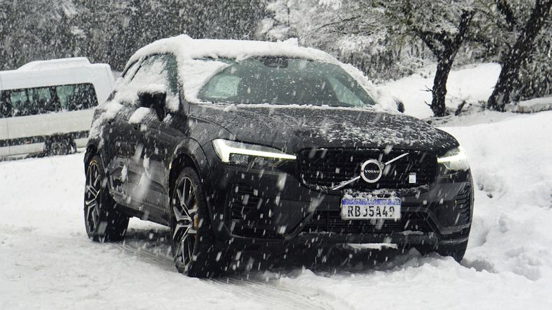 XC60 híbrido enchufable en el test drive en Villa La Angostura.