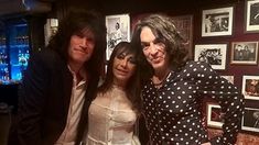 Adriana Varela junto a Paul Stanley, Tommy Thayer.