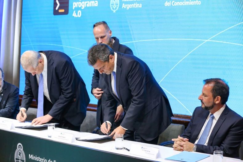 La iniciativa tiene alcance nacional y capacita a los estudiantes con el Estado y las empresas tecnológicas.