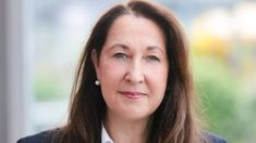 Iris Stalzer fue atacada a puñaladas. Iris Stalzer fue atacada a puñaladas.