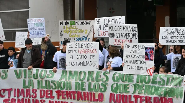 Movilización de familiares de víctimas de fentanilo adulterado frente al Hospital Italiano en La Plata. (Archivo)