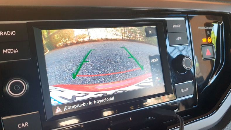 Cuenta con cámara de retroceso y sensores de estacionamiento traseros.