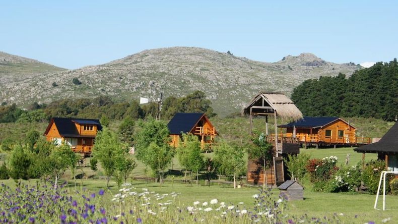 Su propuesta gira en torno a la calma y el contacto directo con la naturaleza, ofreciendo un ambiente perfecto para desconectarse del ritmo urbano y disfrutar de vistas únicas entre sierras y vegetación.