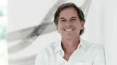 Alec Oxenford tiene 55 años y estudió en Harvard. Alec Oxenford tiene 55 años y estudió en Harvard.