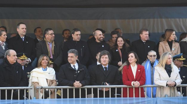 Javier Milei encabezó el desfile militar.