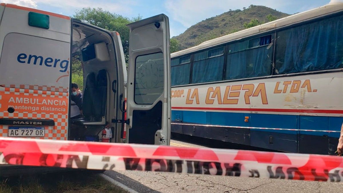 Córdoba cuatro ocupantes de un auto mueren al chocar con un colectivo