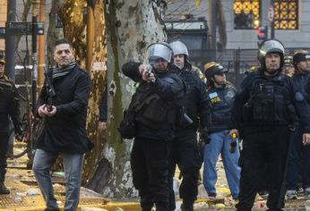 El comisario Gustavo Gauna, de civil y con una escopeta en la mano.