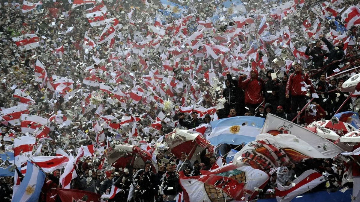 40 toneladas de papelitos y una bandera especial: el recibimiento que prepara River para el Superclásico