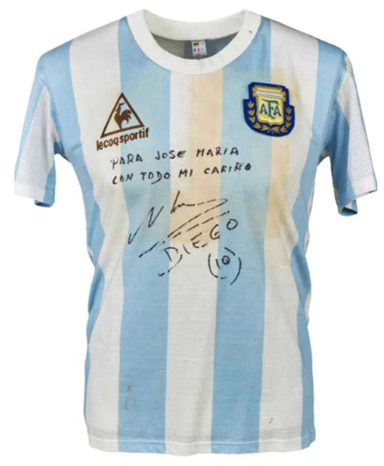 Maradona firmó la camiseta “PARA JOSÉ MARÍA CON TODO MI CARINO”.