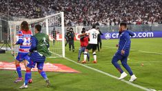 La invasión del campo de juego fue a los 26 del segundo tiempo. La invasión del campo de juego fue a los 26 del segundo tiempo.