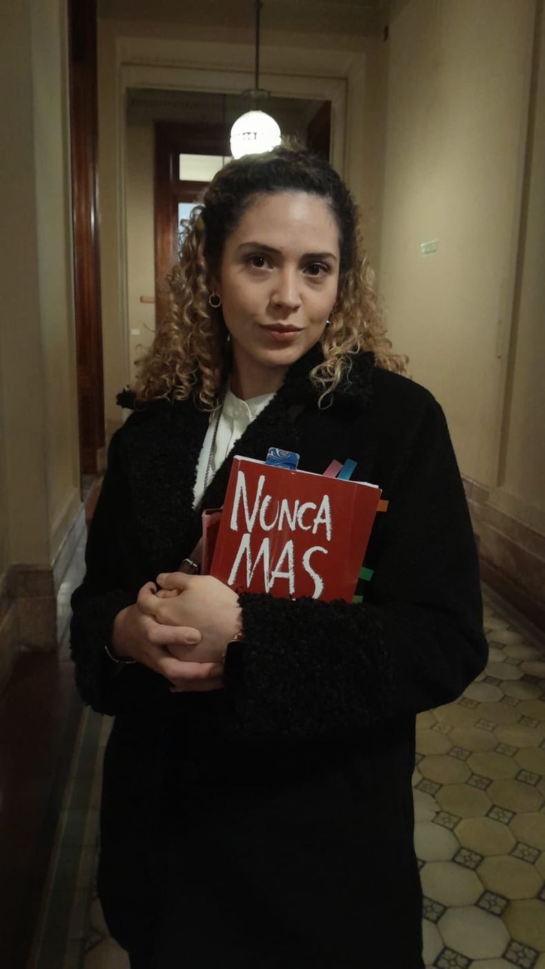 Lourdes Arrieta y su ejemplar de&nbsp;Nunca M&aacute;s.