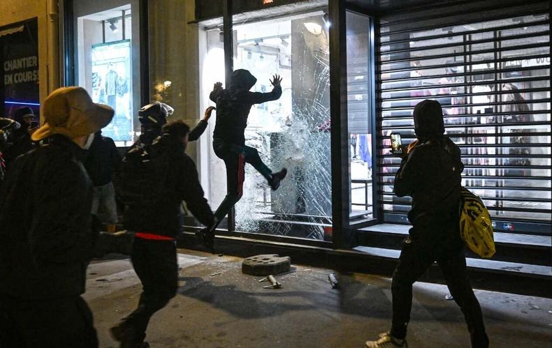 Hubo destrozos en más de 3.000 locales comerciales.