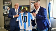 Fernando Alves Simoes, el presidente de la Federación angoleña de fútbol, se reunió con Claudio Chiqui Tapia en el predio de Ezeiza Fernando Alves Simoes, el presidente de la Federación angoleña de fútbol, se reunió con Claudio Chiqui Tapia en el predio de Ezeiza