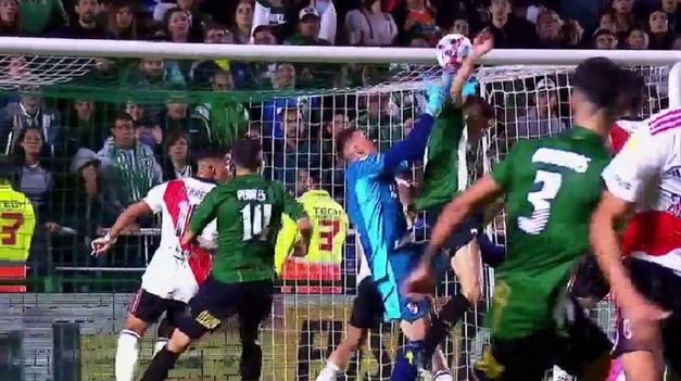 El arquero millonario no pudo atrapar la pelota.