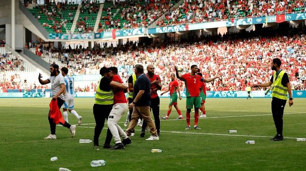 El COA se solidariza con nuestros atletas y adhiere a la presentación que la Asociación del Fútbol Argentino hiciera ante la FIFA”, publicaron