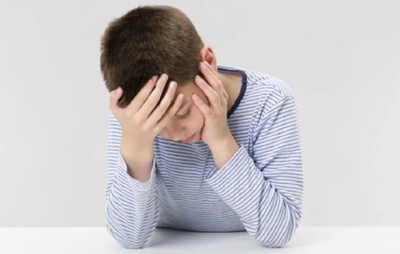 Un mal de tête intense chez un enfant peut être un signe d’AVC.