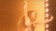 La impresionante caída de Shakira. La impresionante caída de Shakira.