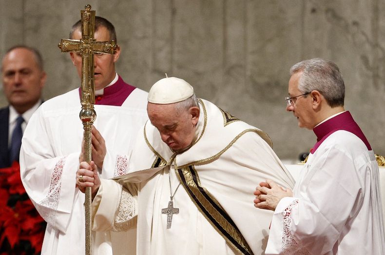 Misa de Nochebuena: el Papa criticó a la humanidad insaciable de dinero,  poder y placer