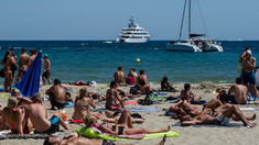 Los especialistas sugieren tomar sol con precauciones. Los especialistas sugieren tomar sol con precauciones.