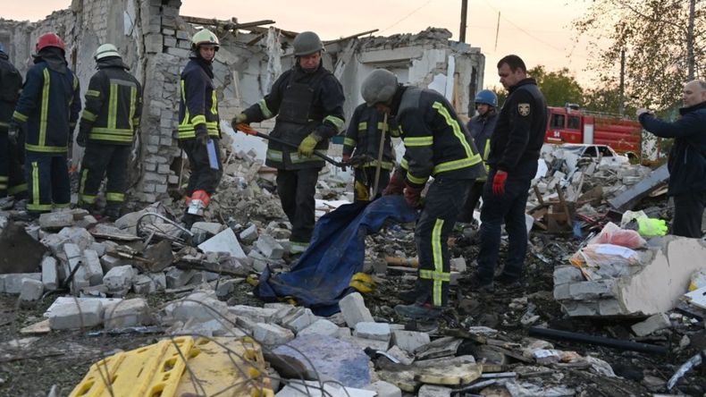 Un nuevo ataque ruso dejó 51 muertos en un pueblo ucraniano.