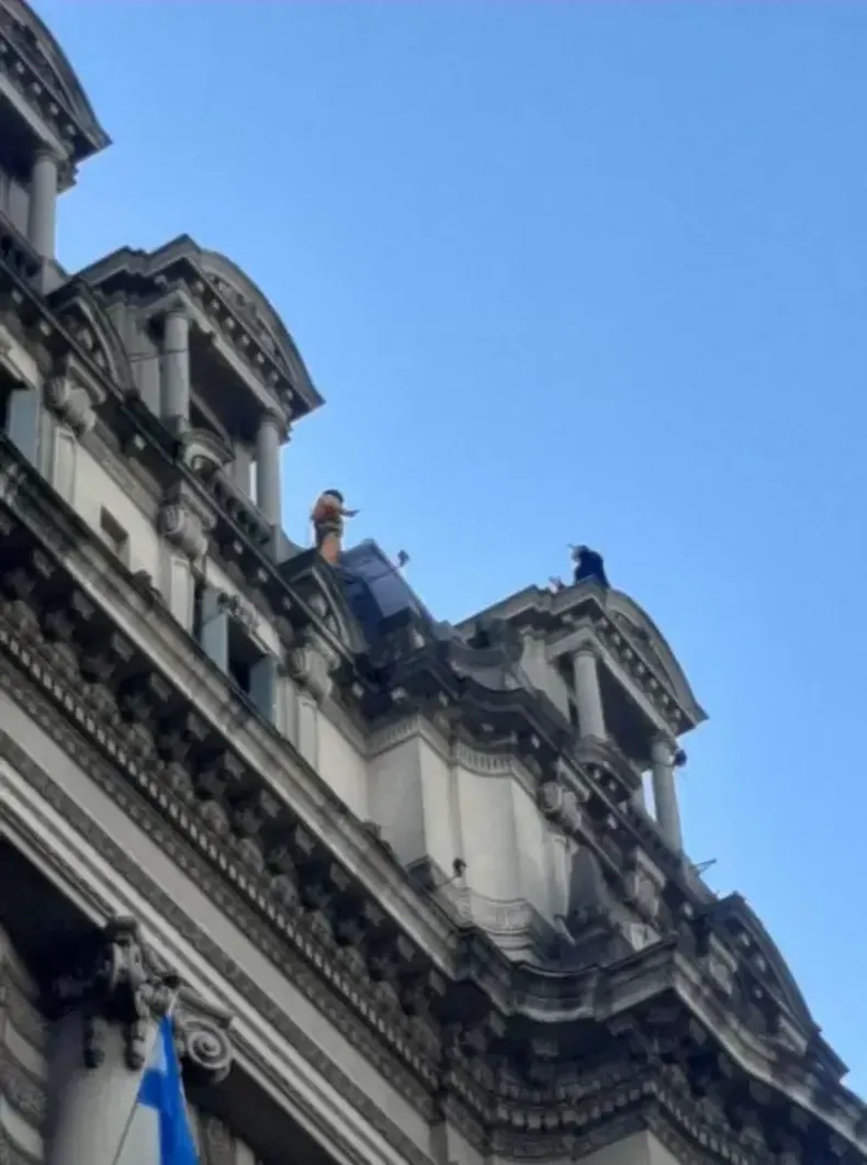 Personal de Bomberos ya se contactó con el hombre.