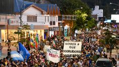 Luego de la aprobación del proyecto, la policía reprimió con balas de goma a los manifestantes. Luego de la aprobación del proyecto, la policía reprimió con balas de goma a los manifestantes.