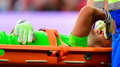 El Ajax no comunicó un parte médico oficial, tras el golpe que lo obligó a dejar el campo en camilla. El Ajax no comunicó un parte médico oficial, tras el golpe que lo obligó a dejar el campo en camilla.