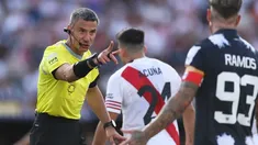 A pesar del escándalo, la federación de fútbol de su país lo respaldó, calificando el episodio como un malentendido. A pesar del escándalo, la federación de fútbol de su país lo respaldó, calificando el episodio como un malentendido.