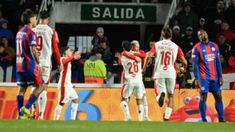 El uruguayo Abaldo grita con sus compañeros el primer gol de Independiente.
