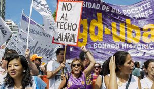 Los docentes universitarios reclaman por mejores salarios y denuncian el ajuste presupuestario del Gobierno.