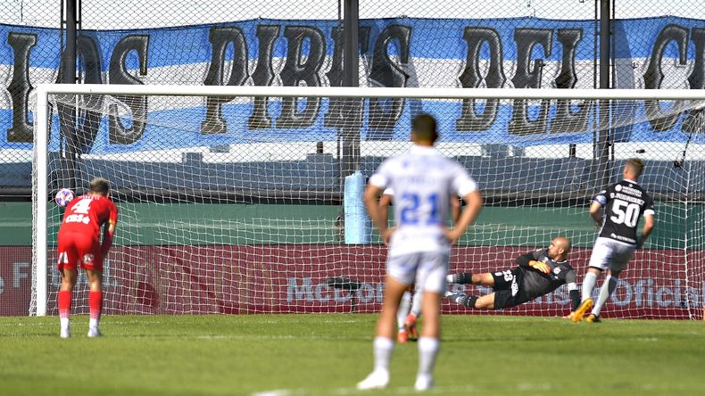 La definición del Ruso Rodríguez ante Alejandro Medina, arquero de Arsenal.