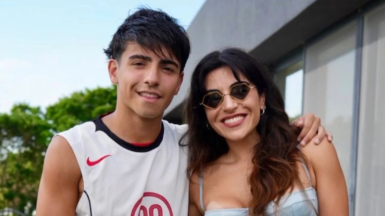 Benjamín junto a su mama, Gianinna Maradona.