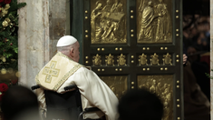 El papa Francisco abrió la Puerta Santa de la Basílica de San Pedro. El papa Francisco abrió la Puerta Santa de la Basílica de San Pedro.