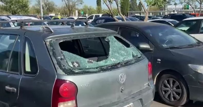 Hubo varios autos con los vidrios rotos en el aeropuerto de C&oacute;rdoba.&nbsp;
