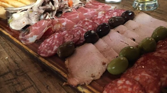 Este bodegón barato de la Ciudad de Buenos Aires es ideal para salir a picar y tomar algo con amigos. Este bodegón barato de la Ciudad de Buenos Aires es ideal para salir a picar y tomar algo con amigos.