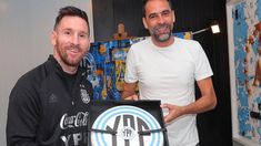 Santiago Carreras, gerente de Asuntos Institucionales y Comunicación de YPF, le entregó una placa a Leo Messi como embajador del centenario. Santiago Carreras, gerente de Asuntos Institucionales y Comunicación de YPF, le entregó una placa a Leo Messi como embajador del centenario.