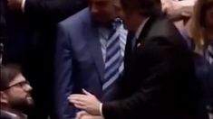 Si bien Gabriel Boric le estrechó la mano a Javier Milei para saludarlo, evitó levantarse de su asiento como sí lo hicieron los otros mandatarios sudamericanos presentes al lado suyo. Si bien Gabriel Boric le estrechó la mano a Javier Milei para saludarlo, evitó levantarse de su asiento como sí lo hicieron los otros mandatarios sudamericanos presentes al lado suyo.