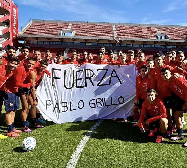 La bandera del plantel de Independiente, en 2025, en apoyo a Pablo Grillo.