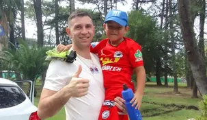 Emocionante video entre Dibu Martinez y un pequeño fan.&nbsp;