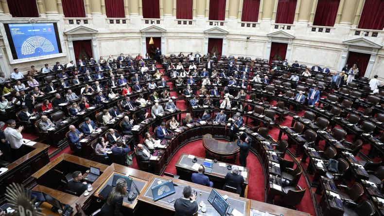 Diputados aprobaron el pedido de interpelaci&oacute;n a Luis Caputo tras una extensa sesi&oacute;n.&nbsp;