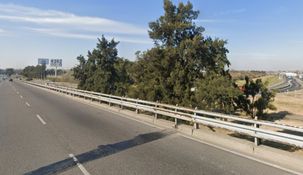 Un motociclista cayó desde un puente y murió.