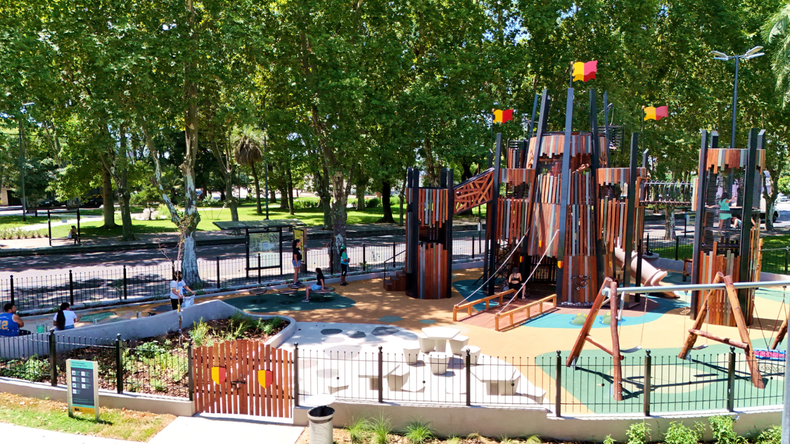 Esta iniciativa busca transformar parques y plazas en las distintas comunas, incorporando estructuras lúdicas que resulten atractivas, posean un diseño temático, se integren con el entorno y garanticen la accesibilidad para todos los niños de la Ciudad.